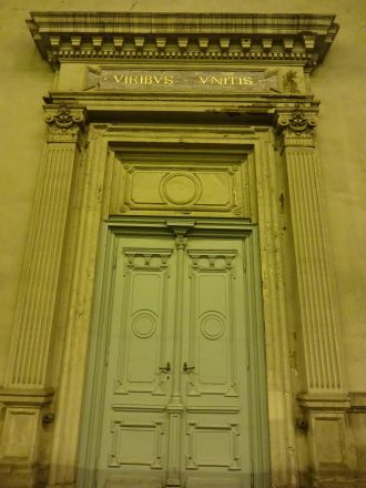 Frans Josefs valspråk - VIRIBUS UNITIS - på Västra järnvägsstationen (Nyugati Pu) i Budapest. (Foto: Per Nilson)